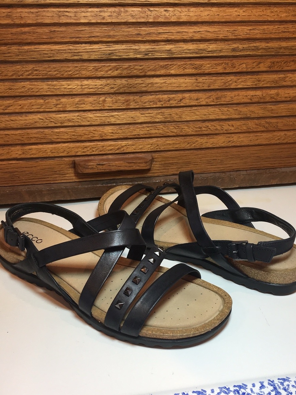 EUC ECCO Dagmar Cross black leather sandals